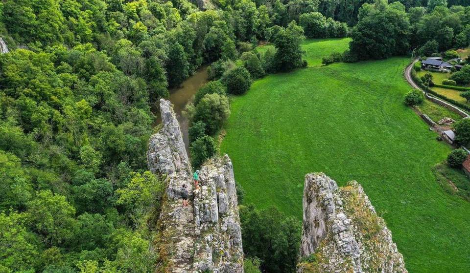 À moins d’1h30 de Bruxelles, en Ardenne belge, se dresse l’une des plus belles falaises de Belgique – elle est classée Patrimoine Exceptionnel de Wallonie et pourtant vous ne la connaissez sans doute pas