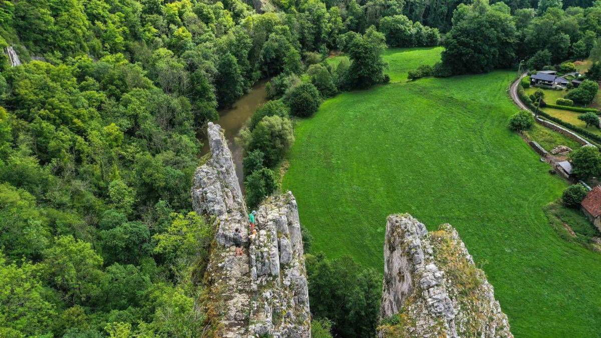 Aiguilles Chaleux Belgische Ardennen mooiste kalksteenrots in Wallonië Lesse