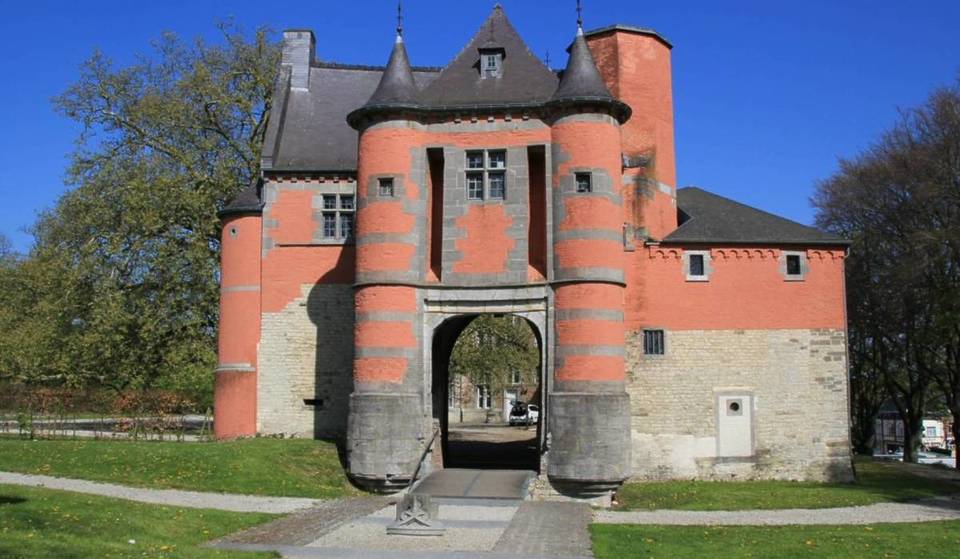 À 1h de Bruxelles, ce château médiéval méconnu cache caves romanes, platane tricentenaire et histoires dignes d’un film de chevalerie – de quoi vous faire remonter le temps, le temps d’une visite