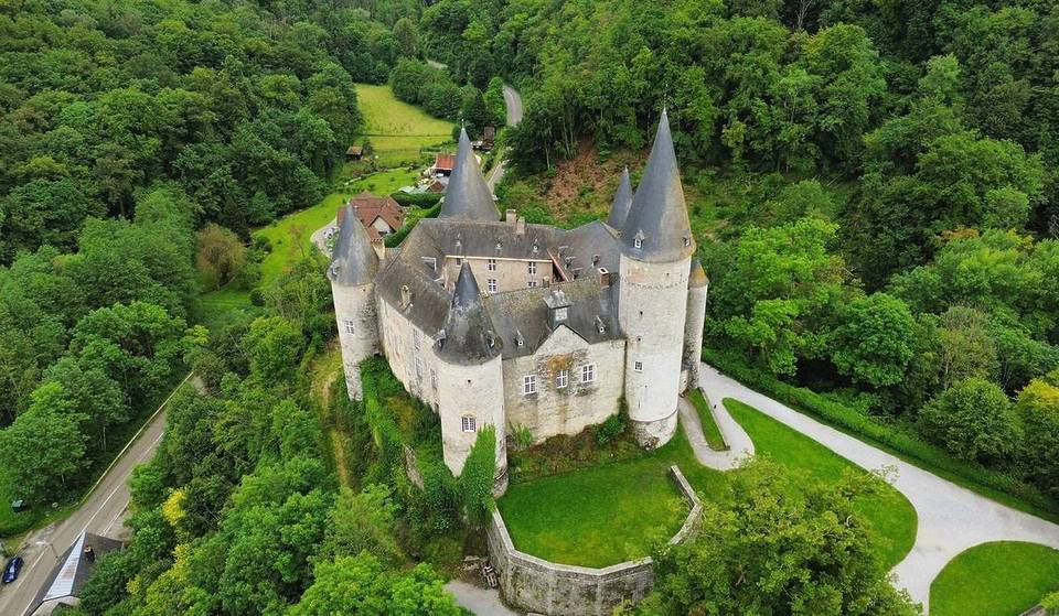 À 1 h 20 de Bruxelles, ce château médiéval perché sur une colline compte parmi les plus beaux de Belgique — cet endroit féérique est même surnommé Château de la Belle au Bois Dormant
