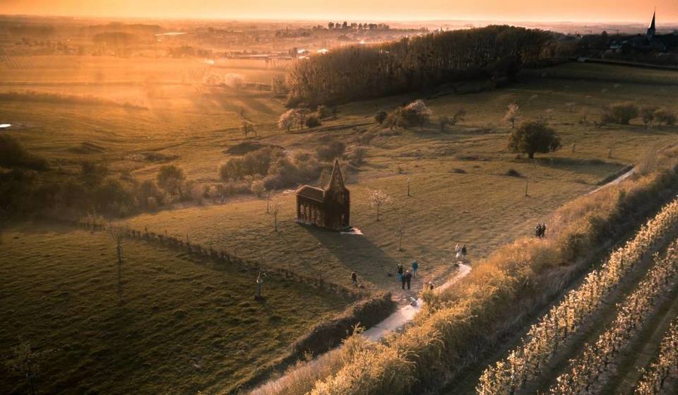 À 1h de Bruxelles, cette incroyable église transparente est unique au monde – et vous pouvez visiter cette prouesse architecturale peu connue gratuitement