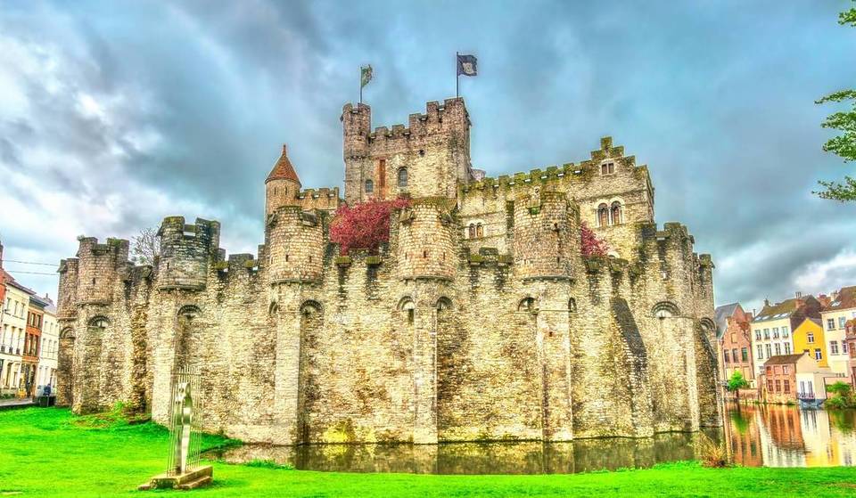 1 hour from Brussels, this medieval castle with its 33-metre keep plunges visitors into 900 years of history… and its astonishing torture chamber fascinates as much as it terrifies.