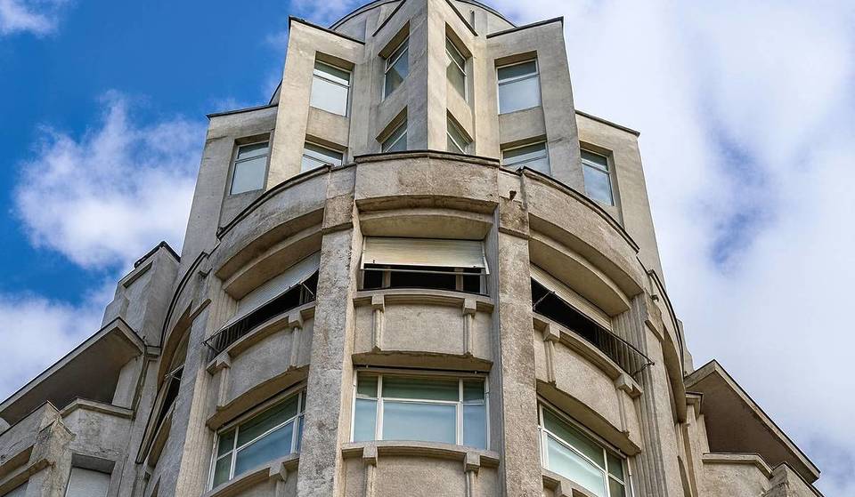 Avec sa rotonde et son campanile étoilé, ce bâtiment d’angle exceptionnel est un joyau de l’Art déco à Bruxelles depuis presqu&rsquo;un siècle – et il a été érigé par un élève de Victor Horta