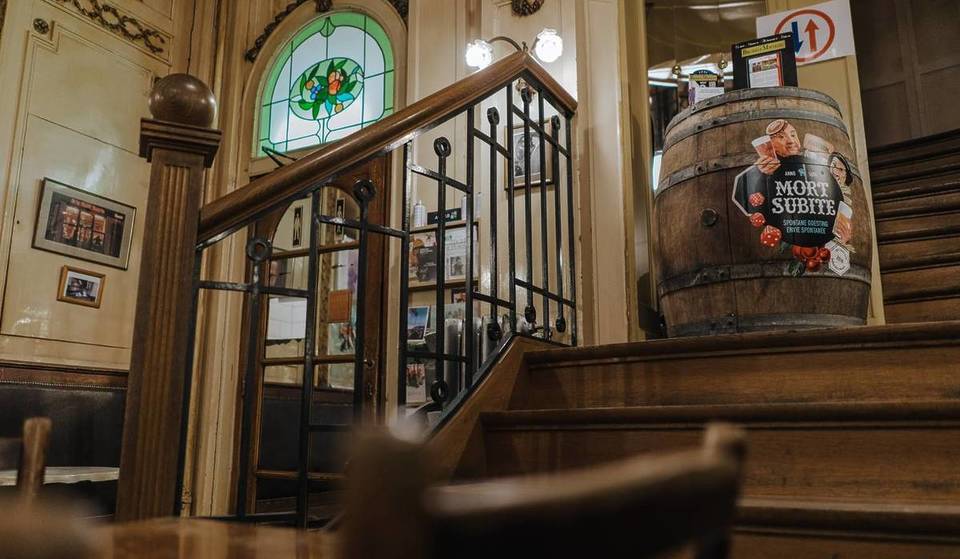 Explorez ce café centenaire connu pour ses gueuzes légendaires et son décor Art Nouveau intact depuis 1928 &#8211; et l’origine de son nom va vous surprendre