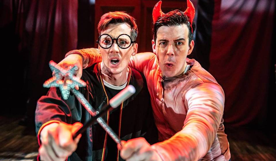 À Bruxelles, ils ont relevé le pari fou de parodier les 7 tomes d’Harry Potter et un match de Quidditch dans un spectacle irrévérencieux et nommé aux Olivier Awards