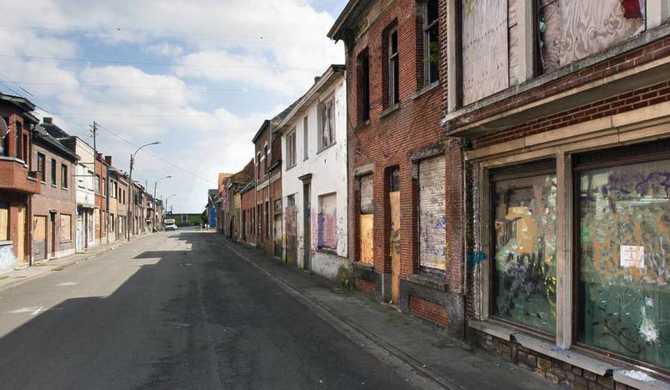 Il ne reste qu’une poignée d’habitants dans ce village fantôme au nord de la Belgique – mais le street art et un festival d&rsquo;été le font revivre et fascine les photographes et amateurs d&rsquo;urbex