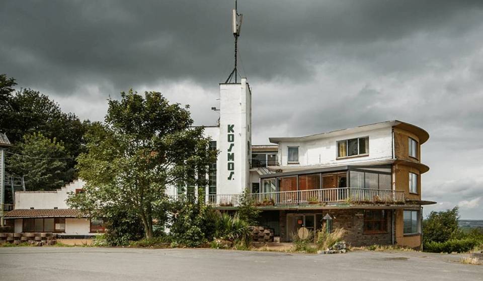 À 1h30 de Bruxelles, cet hôtel abandonné et perdu au milieu des collines belges fascine les fans d&rsquo;urbex avec son atmosphère hors du temps &#8211; et son décor est digne des pires films d’horreur
