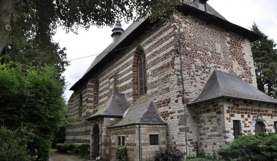 Ce hameau méconnu près de Bruxelles cache une charmante chapelle gothique classée – elle a survécu aux flammes, aux guerres et à 600 ans d&rsquo;Histoire