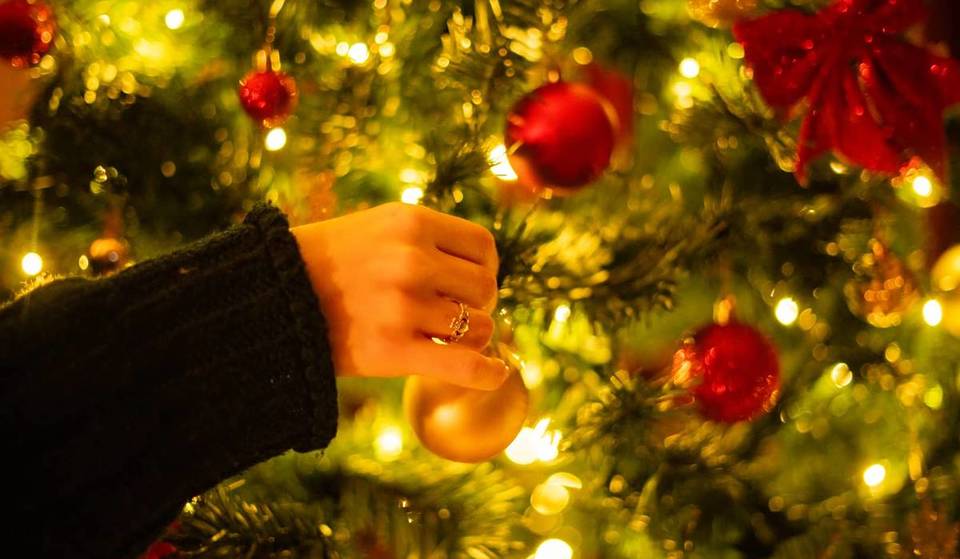 Cocon hors du temps : La magie de Noël s&rsquo;installe dans le palais le plus secret de Bruxelles — et ce sous la douce lueur de milliers de bougies !