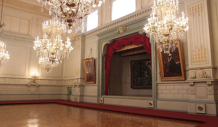 This discreet 19thᵉ century edifice features salons with ceilings over 5 meters high, as well as a majestic 500 m² Salle de Bal