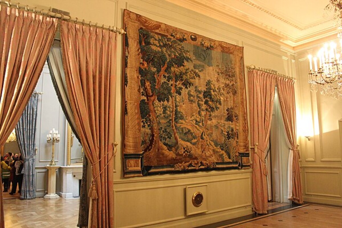 Photo de l'intérieur du Concert Noble à Bruxelles, avec un grand tableau et des rideaux