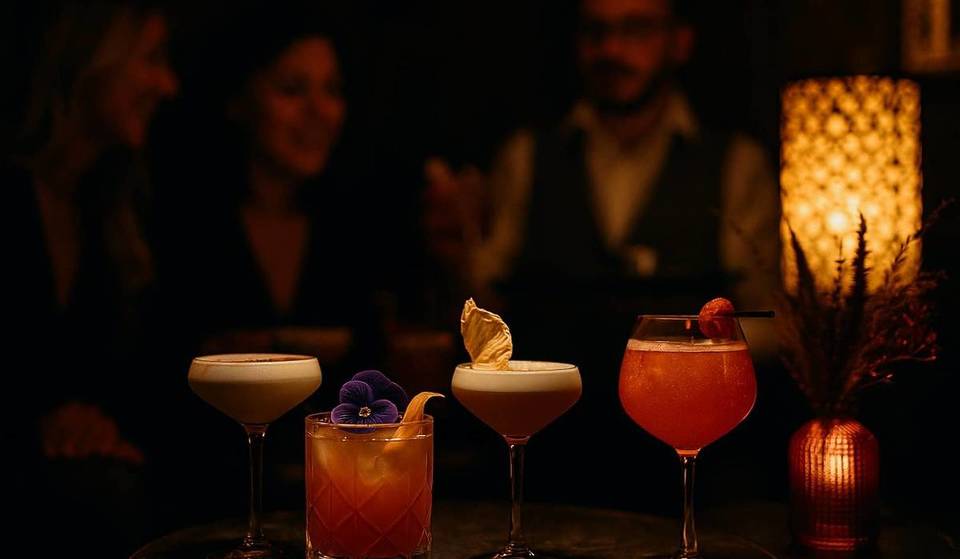Bruxelles abrite un des 500 meilleurs bars du monde – il se cache dans les Marolles et son cocktail signature à l&rsquo;absinthe est inoubliable