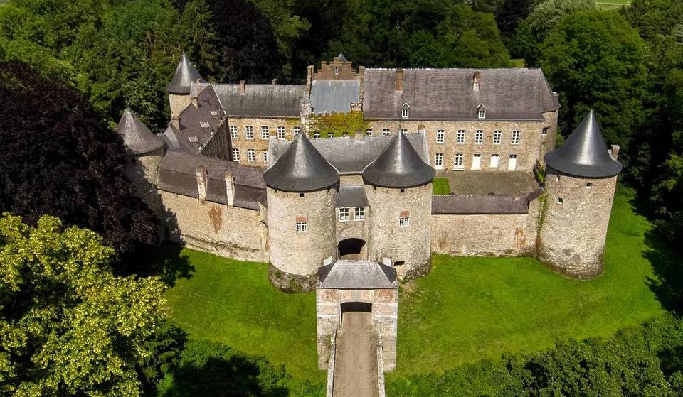 À 1 heure de Bruxelles, ce château médiéval namurois détient un record – 8 siècles sans changer de propriétaire et il ouvre ses portes que quelques mois par an