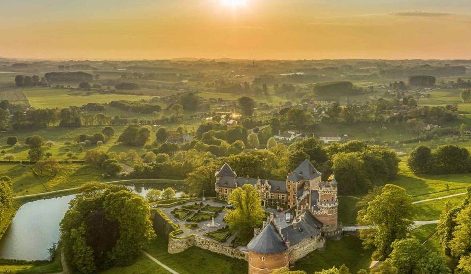 À deux pas de Bruxelles, ce trésor du Moyen-Âge se découvre au creux des collines – un château au contraste saisissant entre style médiéval et architecture romantique néogothique