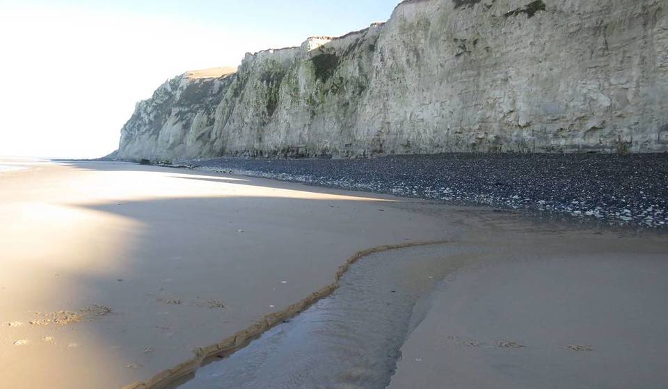 Oubliez Étretat : à 1h40 de Bruxelles ces falaises de craie blanche vous offrent un panorama unique au monde !