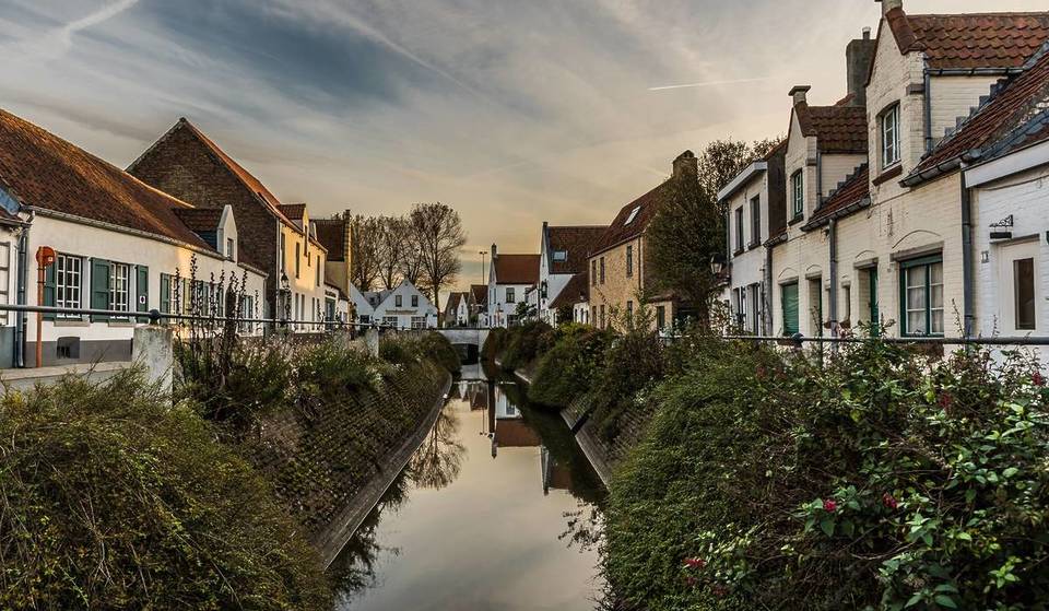 À 1h15 de Bruxelles, cette cité médiévale flamande se cache aux portes de la mer – son charmant canal et église du 13e siècle en font l’un des plus beaux villages de Flandre
