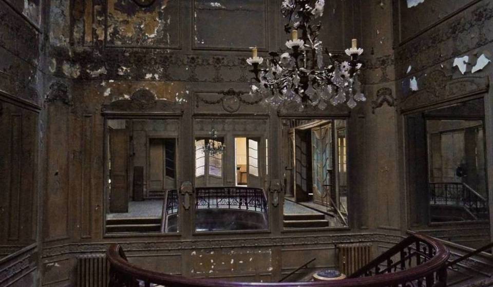 In Brussels, this 1905 palace on the Saint-Gilles square was the secret haunt of the Belle Époque—and it hides a “Hall of Mirrors” that no one knows about!