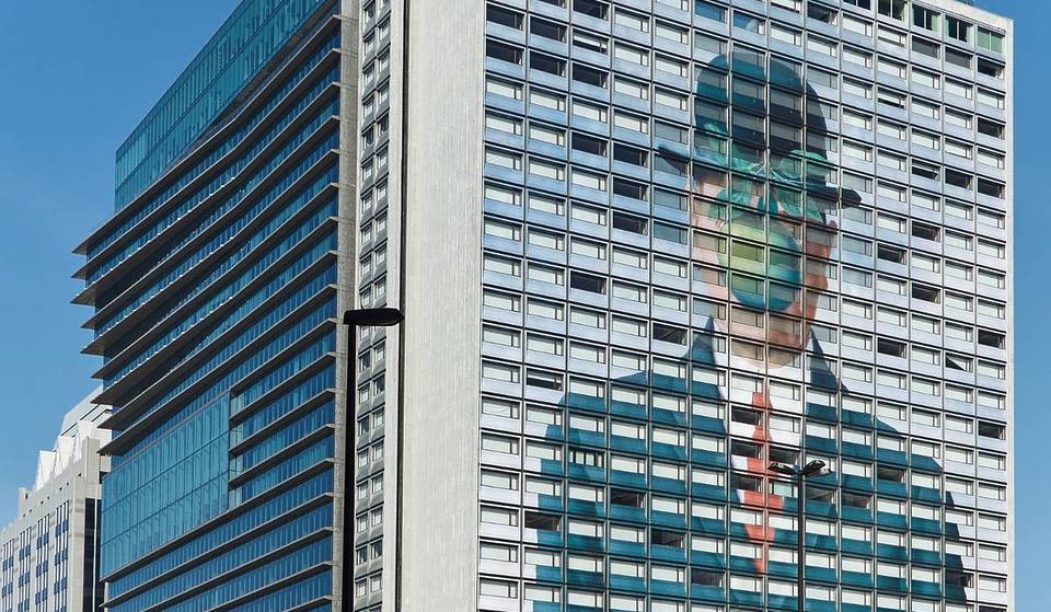 Cette place de Bruxelles abrite l&rsquo;œuvre surréaliste la plus grande au monde – et vous passez sans doute devant sans vous en apercevoir