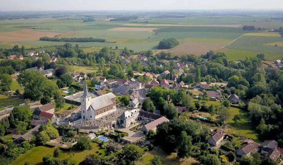 À 45 minutes de Bruxelles, ce paradis blanc est classé parmi les blus beaux villages de Belgique – sa pierre locale est célèbre dans le monde entier