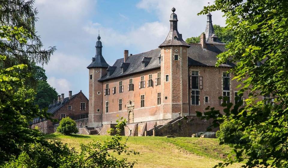 À 30 minutes de Bruxelles, ce château médiéval de briques rouges est l’une des demeures princières les plus célèbres du pays – et son parc fut inspiré par Le Nôtre, le jardinier de Versailles