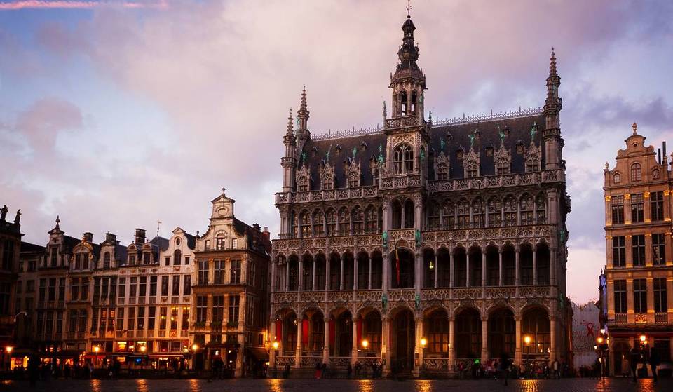 En plein cœur de Bruxelles, ce monument néogothique historique est un miraculé – bombardé puis restauré, son destin est incroyable