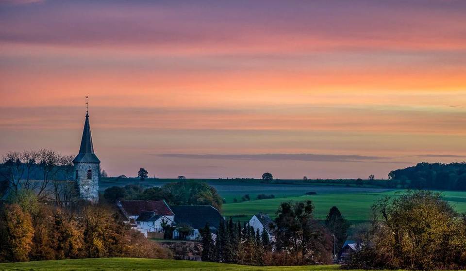 À 1h30 de Bruxelles, cette cité médiévale est l’un des plus beaux villages de Belgique – elle abrite une réserve naturelle remarquable et son château du Moyen-Âge se reflète dans un lac