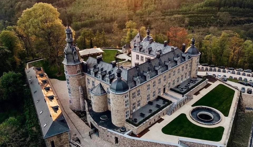 À moins de 2h de Bruxelles, ce château millénaire digne d&rsquo;un conte de fées a survécu aux pillages – et il se cache au cœur de l&rsquo;un des plus beaux villages de Wallonie