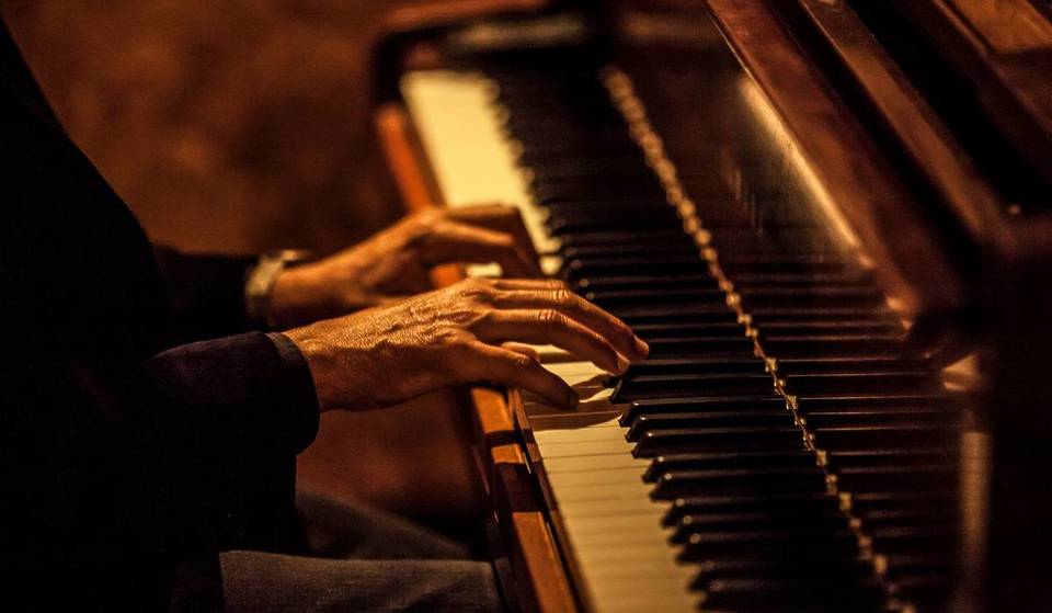 Au cœur de Bruxelles, ce temple de l’élégance Art Déco vous transporte dans les années 1930 – de David Bowie à Angèle, c’est le refuge musical que les plus grandes stars mondiales s’arrachent !