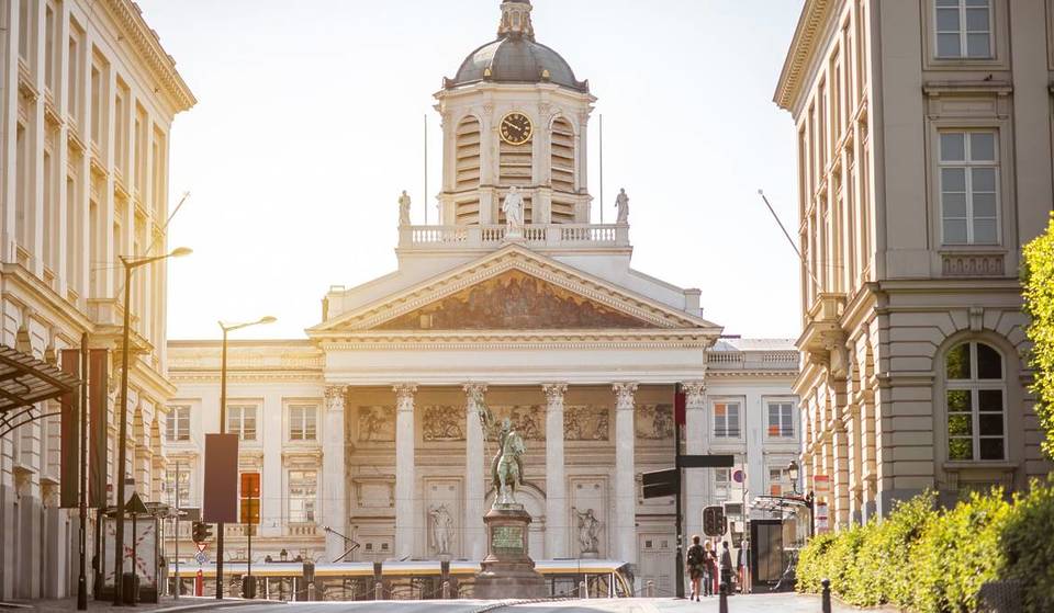 In the heart of Brussels, this neoclassical gem has finally regained its splendor after two years of work—with its dramatic lighting and pedestrian spaces, its transformation is impressive!