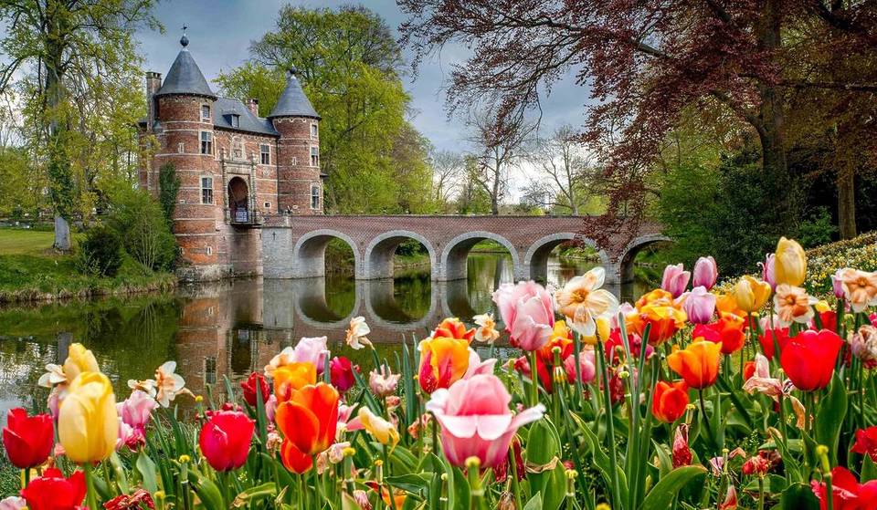 Just 10 minutes from the center of Brussels, this red-brick Renaissance castle hosts the capital’s most beautiful events. It hides a spectacular keep and a sublime park where millions of flowers are planted in spring.