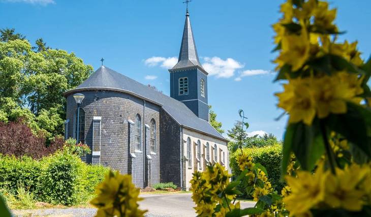 « Un village aux mille couleurs » : À moins de 2h de Bruxelles, ce joyau de calcaire élu parmi les « Plus Beaux Villages de Wallonie » est une explosion de couleurs au printemps – il abrite un château de plaisance médiéval et une drève de tilleuls centenaires