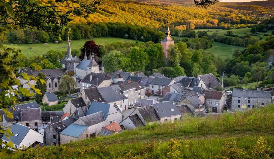 Less than two hours from Brussels, this village—ranked among the most beautiful in Wallonia—hides a majestic castle of medieval origin and a historic 19th-century wash house—an authentic steam train traverses the region, offering a journey through history!