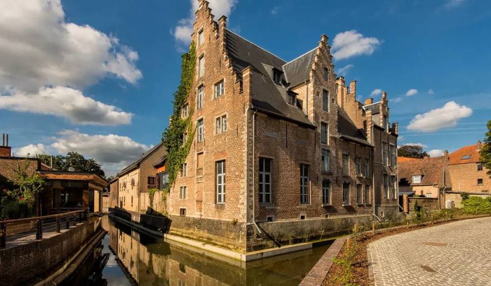À 45 minutes de Bruxelles, cette ville fortifiée méconnue abrite un joyau du XIIIème siècle classé à l’UNESCO – elle cache une citadelle pentagonale unique en briques