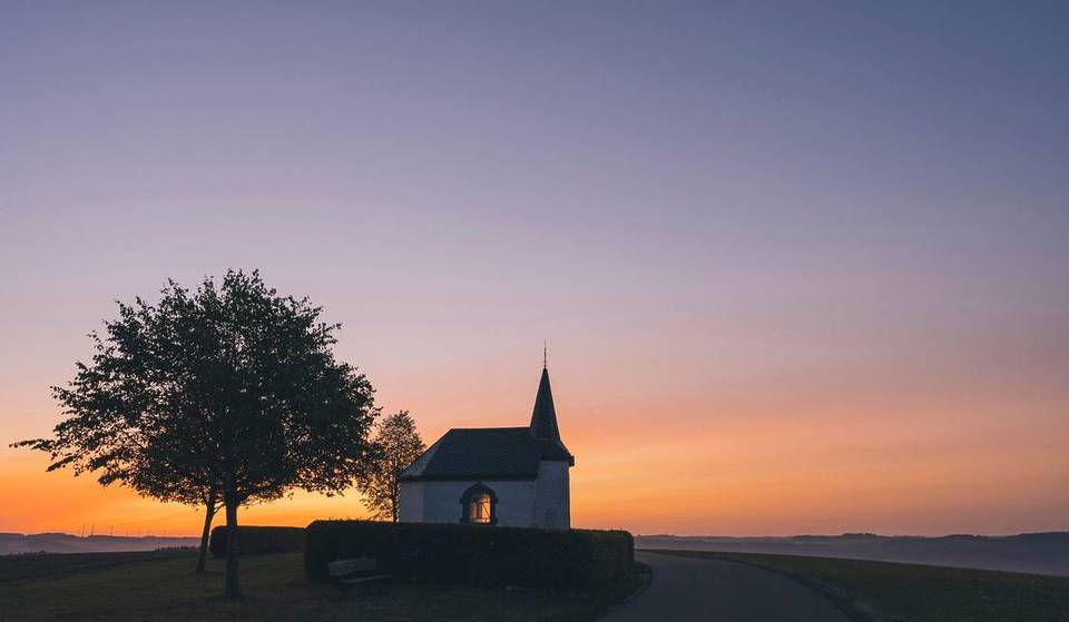 À moins de 2h de Bruxelles, ce domaine féerique abrite un joyau sauvage de 70 000 hectares et le sentier le plus romantique de Belgique – il fut inauguré par la reine Marie-Henriette en 1899