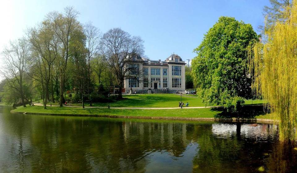 En plein cœur de Bruxelles, ce jardin à l’anglaise de 10 hectares au pied du Parlement Européen cache une tour médiévale du XVème siècle et un platane bicentenaire – une escapade ressourçante et culturelle incontournable