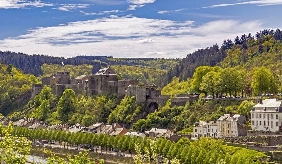 « On se croirait au Moyen Âge » : À moins de 2h de Bruxelles, ce joyau de la Semois cache un château millénaire – une ville mystérieuse qui cache des panoramas uniques et une gastronomie locale singulière !