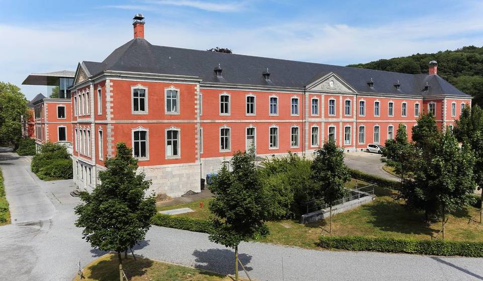 À seulement 1h de Bruxelles, ce temple du cristal mondial caché dans une ancienne abbaye cistercienne célèbre son bicentenaire – 200 ans d’un savoir-faire unique, entre génie industriel et virage Art Déco