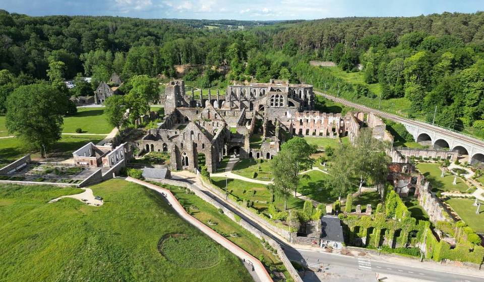 « Un véritable voyage dans le temps » : À 45 minutes de Bruxelles, ce géant de pierre médiéval a fasciné Victor Hugo et cache aujourd’hui un vignoble secret – il abrite un domaine spectaculaire de 10 000 hectares !