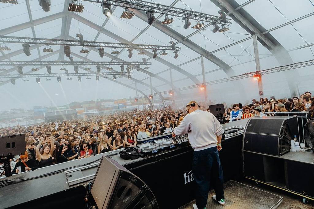 À Bruxelles, l’un des rendez-vous incontournables de la musique électro du printemps revient au bord du canal pour 48h de sets en plein air – avec Overmono, Patrick Mason et d’autres figures de la scène actuelle