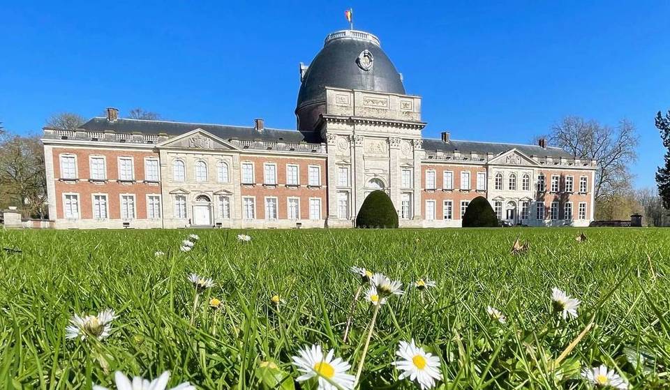 À 45 minutes de Bruxelles, ce joyau néoclassique est devenu l&rsquo;un des lieux les plus prestigieux de Belgique – un château spectaculaire qui cache une ancienne abbaye du XIIème siècle au sein d&rsquo;un domaine de 28 hectares