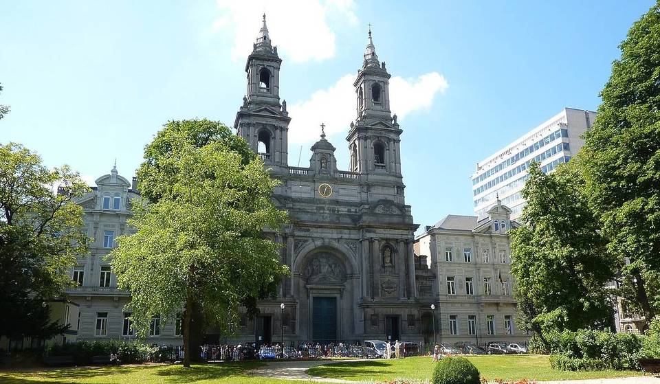 « Un bijou à la romaine » : Au cœur de Bruxelles, ce joyau de 1849 inspiré de la Renaissance italienne vient de retrouver tout son éclat – un monument historique qui abrite une façade en feuilles d&rsquo;or et une histoire unique !