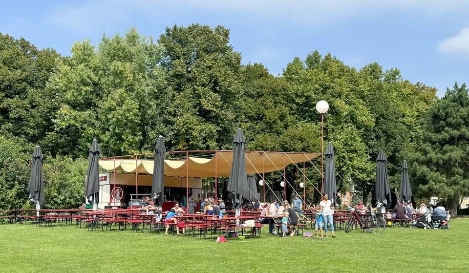 À quelques minutes du centre de Bruxelles, ce lieu de vie unique propose des burgers bio et de la bière artisanale tout l&rsquo;été – un sanctuaire de verdure au passé singulier qui abrite concerts acoustiques et ateliers créatifs