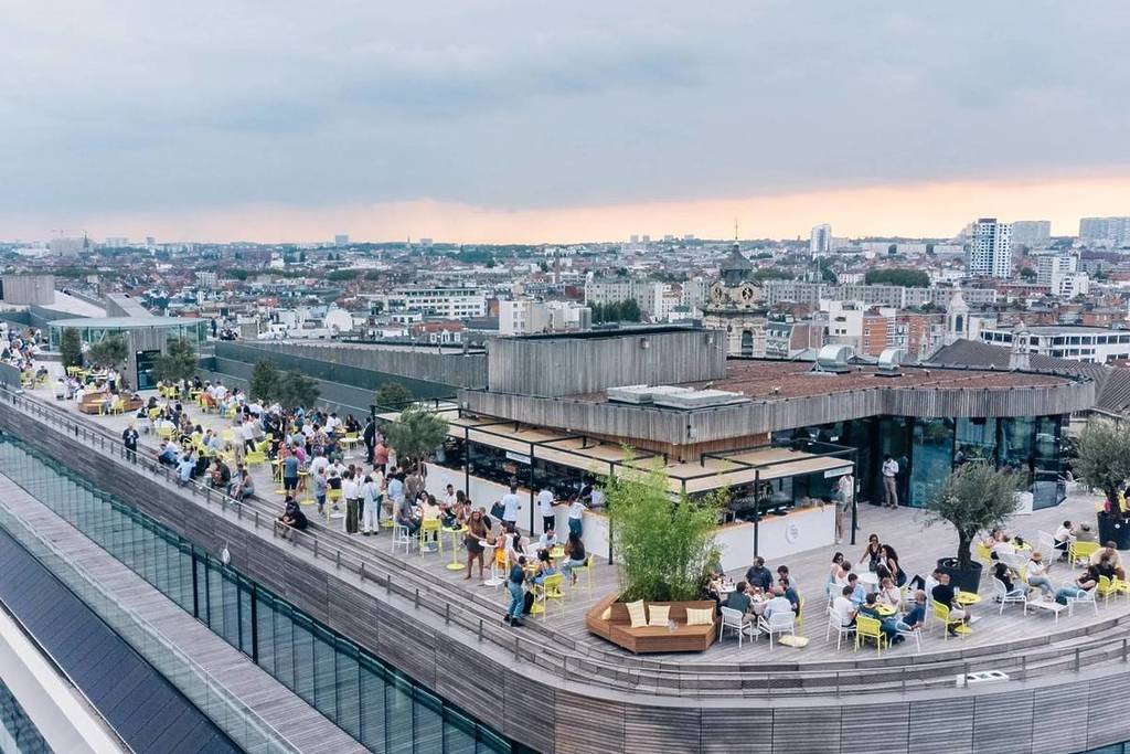 Le plus grand rooftop d’Europe est de retour à Bruxelles — cocktails, DJ sets et ambiance guinguette tout l’été