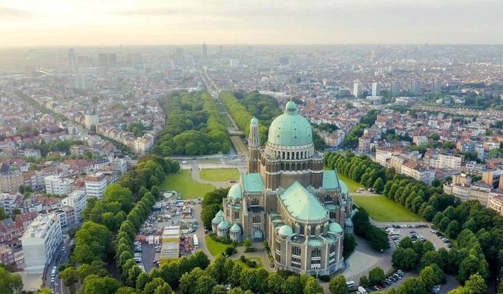 Right in the heart of Brussels, this century-old building is one of the world’s greatest Art Deco monuments—an architectural gem that houses a theater and a unique restaurant!