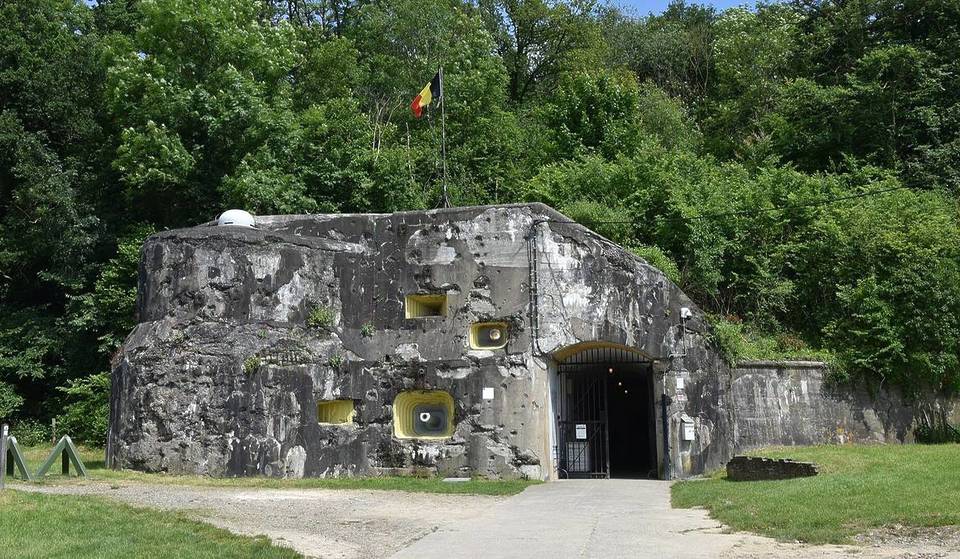 Sous une paisible colline au bord de la Meuse, cette immense forteresse souterraine de 5 km de galeries a marqué le début de la Seconde Guerre mondiale en Belgique – un impressionnant labyrinthe militaire figé dans le temps