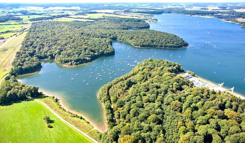 À 1h30 de Bruxelles, ce joyau naturel caché de 1 800 hectares est la plus grande station touristique de Wallonie – un défi titanesque, entre châteaux et grottes mystérieuses, offrant une déconnexion totale