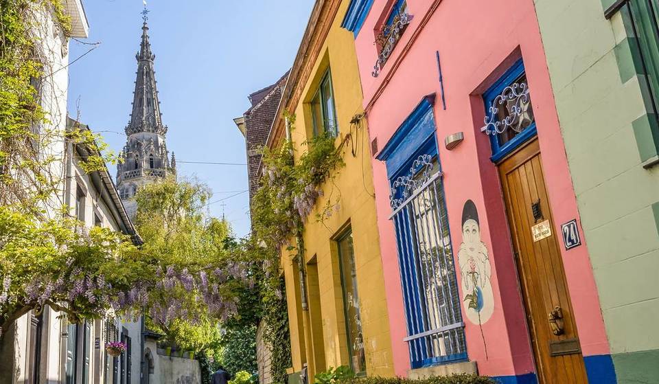 Just 20 minutes from the center of Brussels, this thousand-year-old alley hides a translation error that has become historic—a hidden gem, between wall poetry and a medieval past