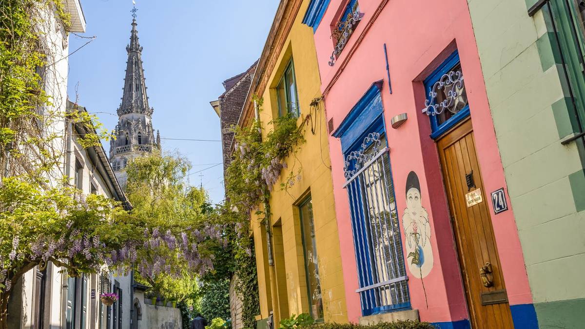 Just 20 minutes from the center of Brussels, this thousand-year-old alley hides a translation error that has become historic—a hidden gem, between wall poetry and a medieval past