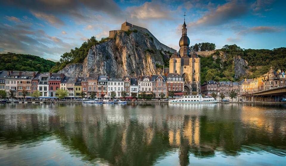 Just 1 hour and 15 minutes from Brussels, this fortress perched 100 meters high hides a unique staircase of 408 steps that reveals a spectacular panorama of the Meuse—a truly immersive journey into Walloon history!