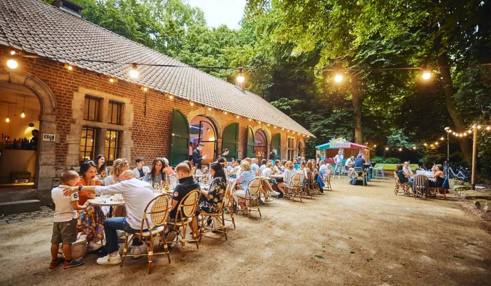 À deux pas du centre-ville, cette guinguette rétro-chic se cache sous les hêtres centenaires – un havre classé Natura 2000 devenu le rendez-vous incontournable de l’été bruxellois